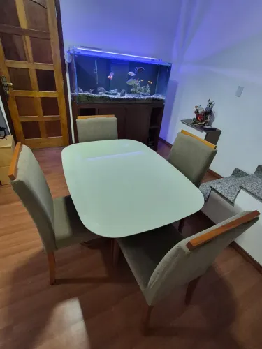 Mesa em madeira maciça com tampo de vidro e 4 cadeiras