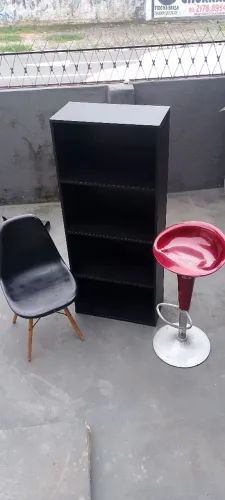 MUDANÇA Estante preta, cadeira preta e banqueta