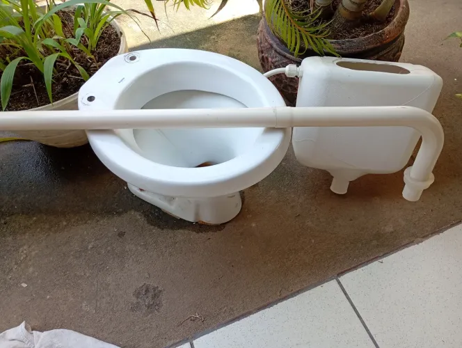 Vaso sanitário e caixa com cano de instalação