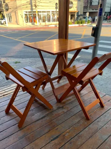 Conjunto de mesa e cadeiras madeira maciça.