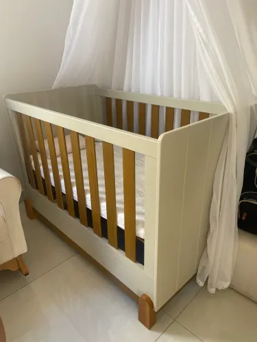 Berço que vira caminha para bebê