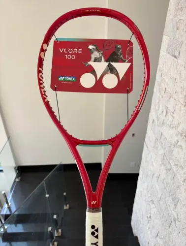 Raquete Yonex Vcore 100 2026 Lacrada