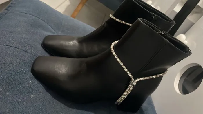 Vendo bota linda e elegante para combinar com seus looks