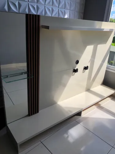 Painel para Tv com detalhe ripado e espelho
