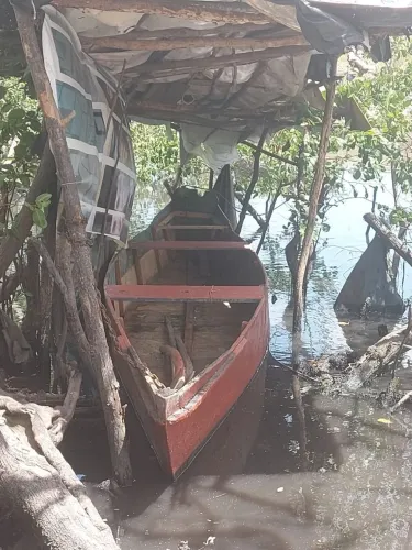 Barco motor com pouco tempo de uso 