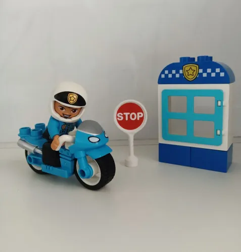Lego Duplo policial com motocicleta 