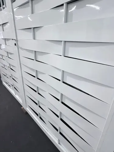 Portão de alumínio Branco impecável 
