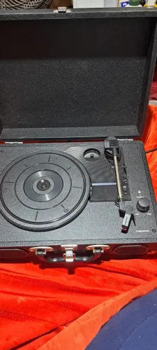 vitrola toca discos semi usada preta marca imaginarium