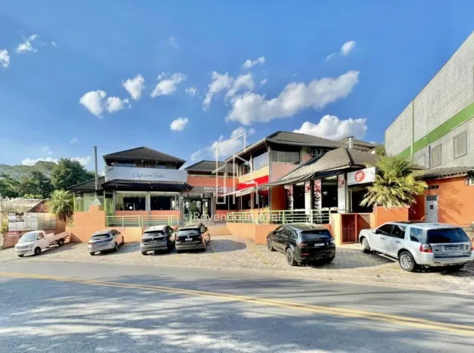 Prédio Comercial à Venda em Carapicuíba-SP: 31 Salas, 16 Banheiros, 21 Vagas de Garagem, 8