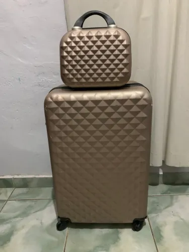 KIT MALA VIAGEM 25 a 30kg GG + FRASQUEIRA DE MÃO ROSE ELEGANTE E PRÁTICA