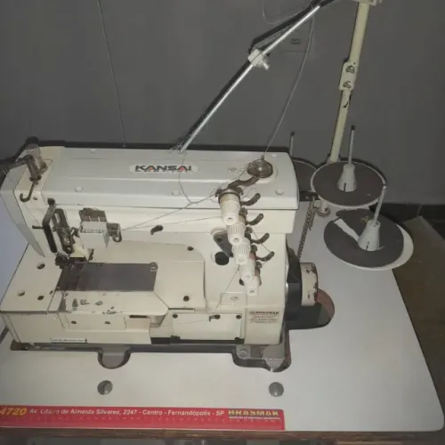 Máquina industrial Kansai Special com mesa, motor e suporte