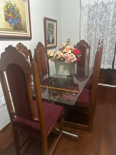 Mesa de jantar com seis cadeiras