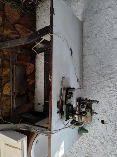 vendo maquina de costura reta (com mesa)