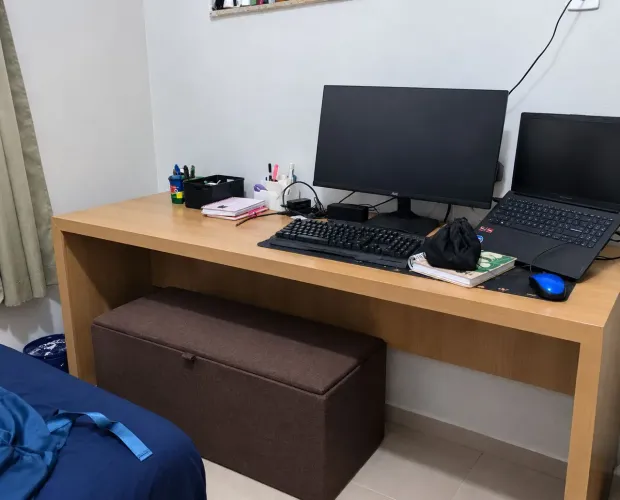 Escrivaninha (1,63m de comprimento 60 cm de largura)