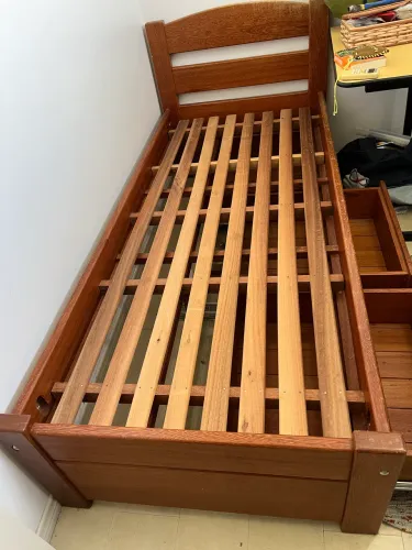 Cama de madeira maciça
