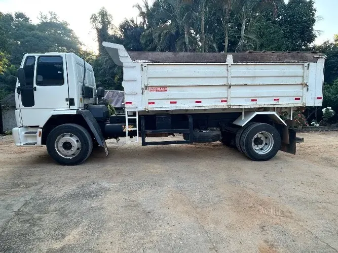Caminhão preparado para uso na agricultura caçamba reforçada com laterais desmontáveis 