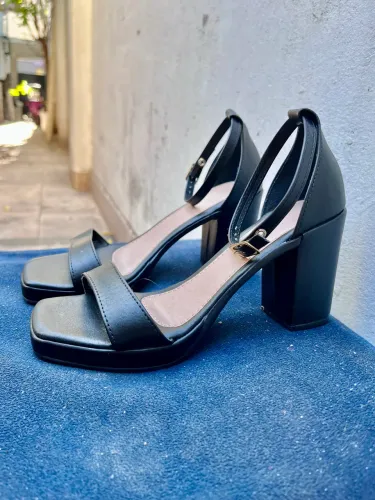 VENDO SANDÁLIAS FEMININAS EM PERFEITO ESTADO !