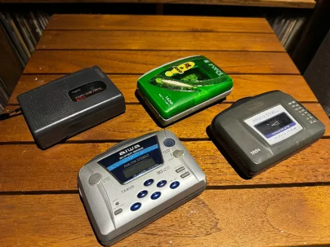 Lote 4 Walkman Aiwa e Sony para conserto ou peças