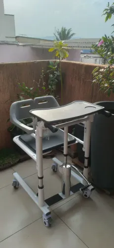 Vendo cadeira de transferência e cadeira de banho