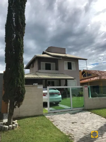 Casa com 3 quartos e 154m² à venda nos Açores por R$ 1.600.000