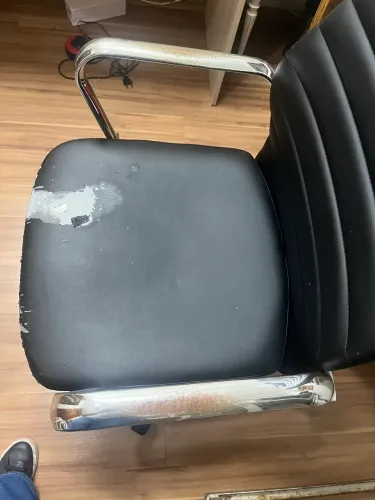 Cadeira em couro Tok Stok com alguns defeitos