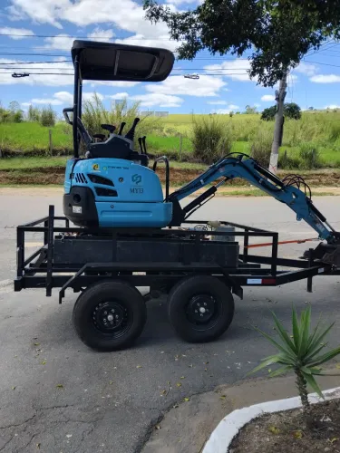 Mini escavadeira e Carretinha trucada.