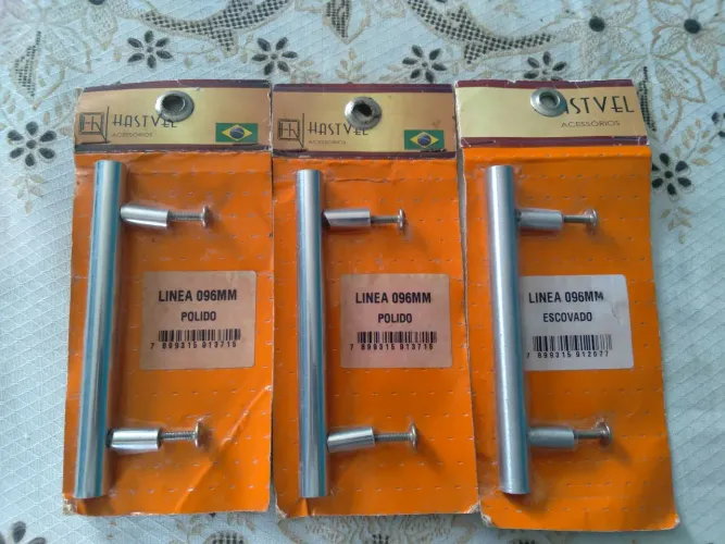 Puxadores R$ 20 cada.