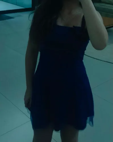 vestido peça única, feito sob medida, na cor azul escuro com brilho 