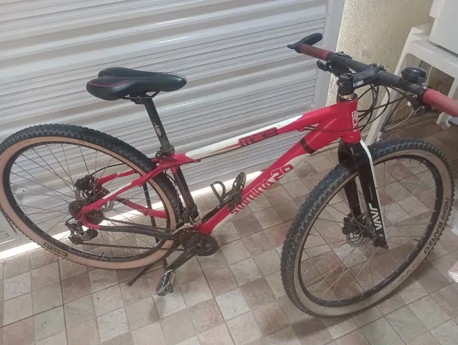 Bike aro 29 com freio hidráulico e garfo em fibra de carbono