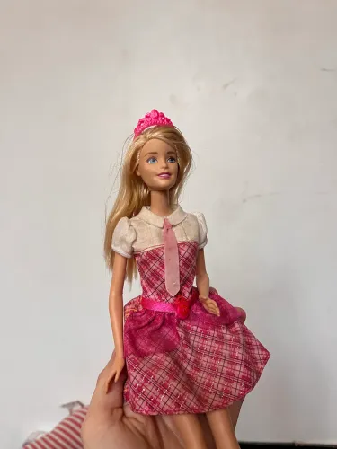 Barbie Escola de Princesas com Notebook sem um sapato e sem as meias
