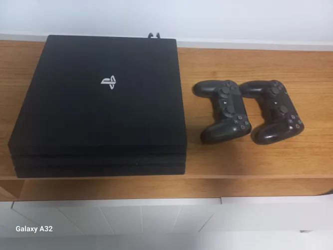 Vendo ps4 pro.