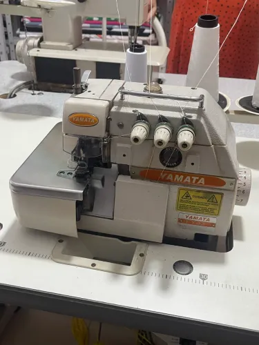 Máquina Overlock Industrial Yamata FY33 Completa - Mesa + Motor