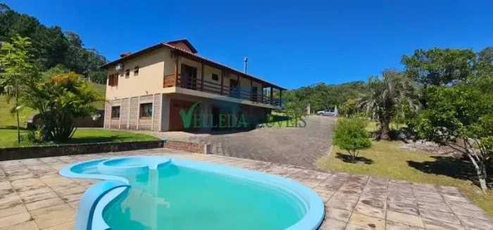 Velleda oferece lindo sítio de 1 hectare com casa espaçosa, piscina e natureza preservada