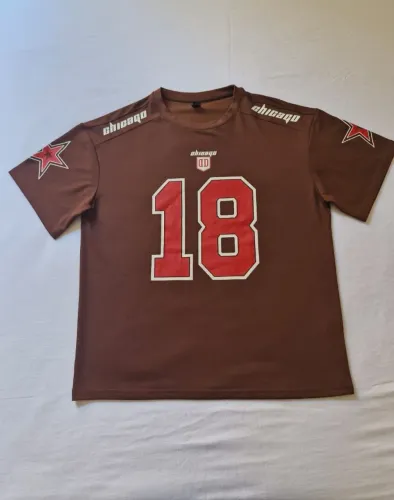 Camiseta Streetwear Chicago 18 Marrom Masculina Estampada Tamanho P