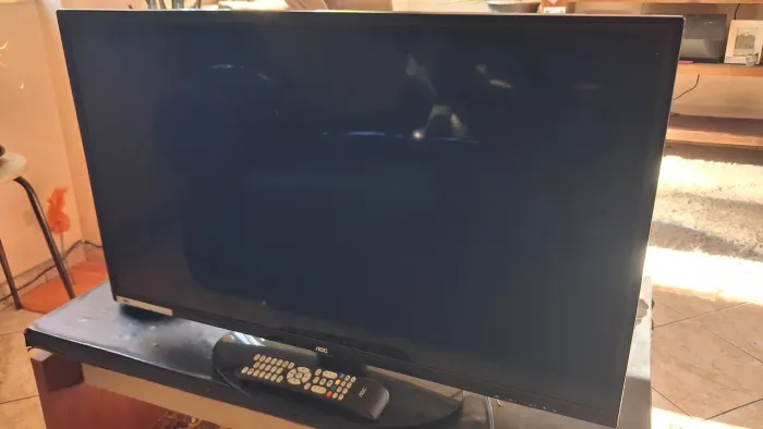 TV 32" AOC. Funcionando tudo, controle original