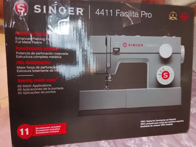 Máquina de costura Singer nova na caixa 