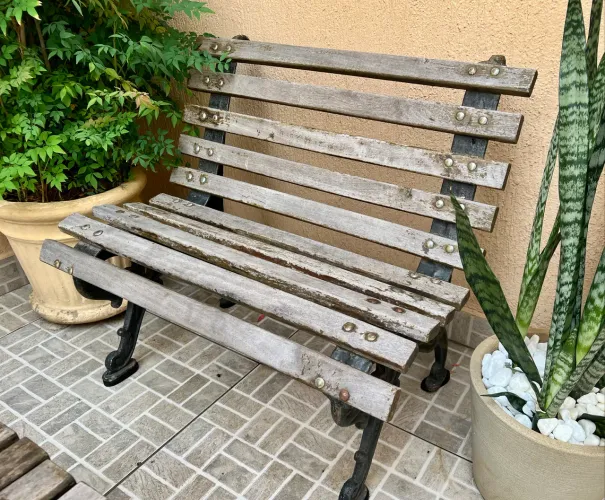 Banco de jardim de madeira e ferro fundido reforçado 