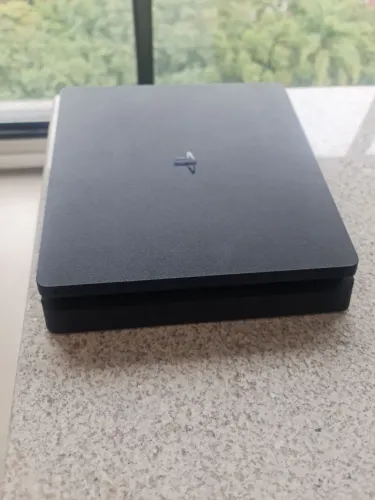 Ps4 Slim 1 Tb + 2 Controles originais.