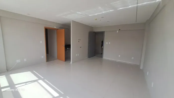 ALUGO SALA COMERCIAL NO CENTRO EMPRESARIAL ACRÓPOLE, 30M², NAZARÉ