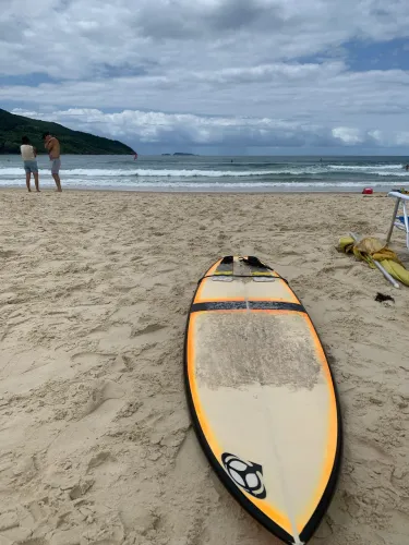 Prancha de Surf FLORIPA + Roupa MORMAII R$ 1500 Aceito troca por Play 4 ! Xbox One