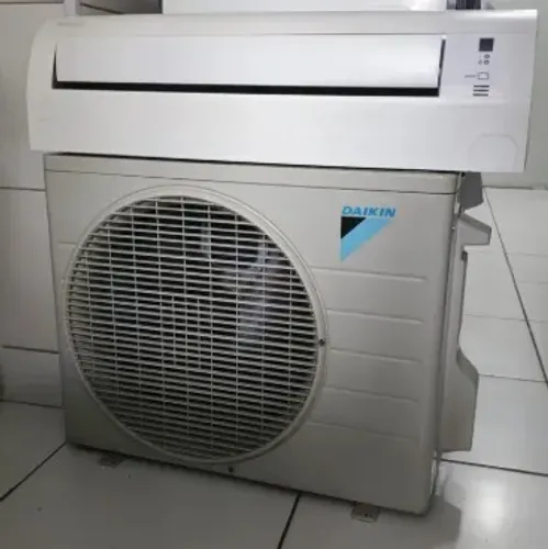 Ar condicionado Daikin de 9 mil BTUs, tecnologia inverter. Evaporadora ok, condensadora ok