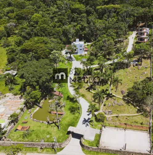 Sítio com casa de campo e bangalôs no Pântano do Sul - a mistura perfeita de campo e mar