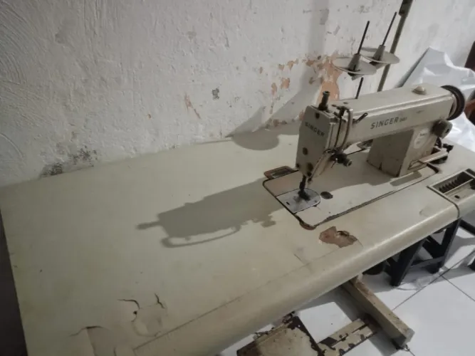 Máquina de costura reta singer