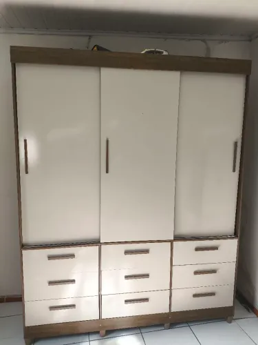Guarda roupas Semino novo, funciona tudo perfeitamente.