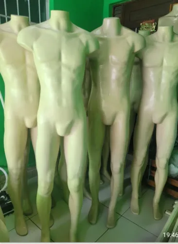 Manequim masculino completo 1 é 60.00 2 por 100.00e e de busto e shorte 30.00 cada