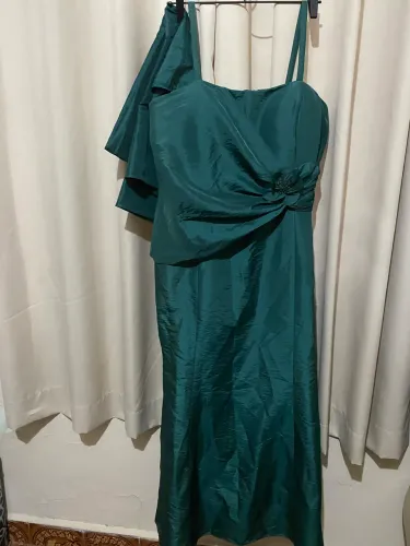 Vestido longo de festa com charpe cor verde escuro