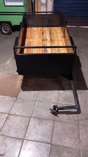 Vendo carretinha medindo 1metro por 85 cm valor R$1.700 ja vai com engate.