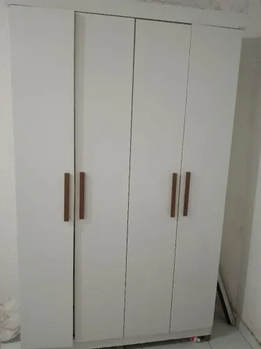 Um guarda roupas de solteiro