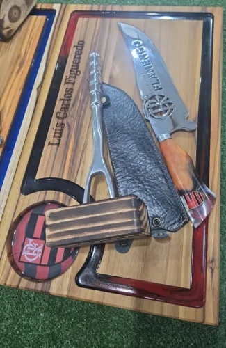 KIT CHURRAS FACA E TÁBUA PERSONALIZAÇÃO