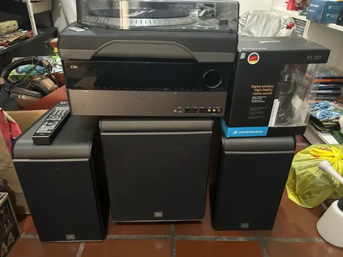 Conjunto de som completo Harman/Kardon com caixas e subwoofer JBL e toca Disco Numark TTX